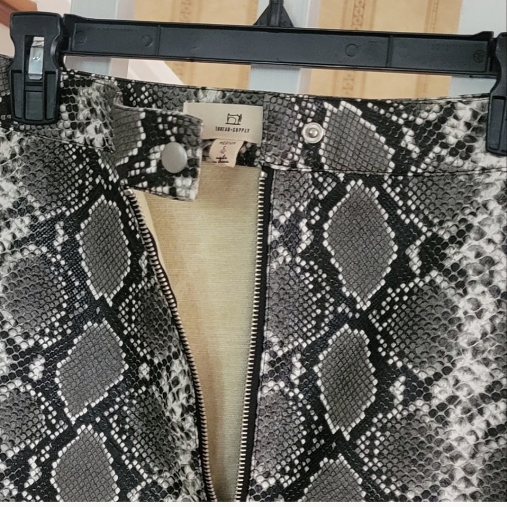 THREAD & SUPPLY Snake Skin Skirt Size Medium - Picture 5 of 9